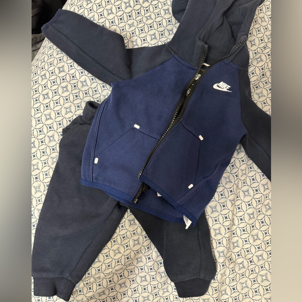 2 Baby Nike Tech